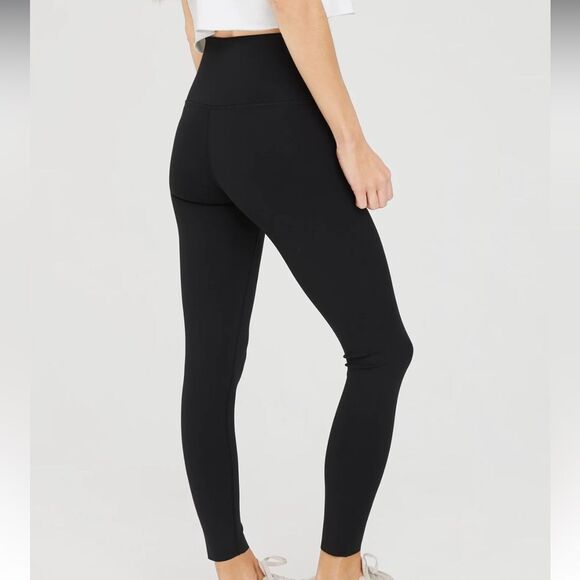 Aerie Offline Goals High Waisted Legging in True Black - Picture 3 of 11